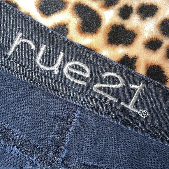 •RUE21• BLACK DENIM MINI SKIRT IN SIZE 1/2 - Picture 4 of 8